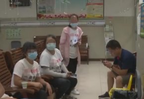 柳州一物业用高压水枪和灭火器驱赶业主，事发的原因是什么？