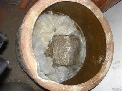 大连一男子往楼道里的酸菜缸撒尿，这样的行为有多不道德？