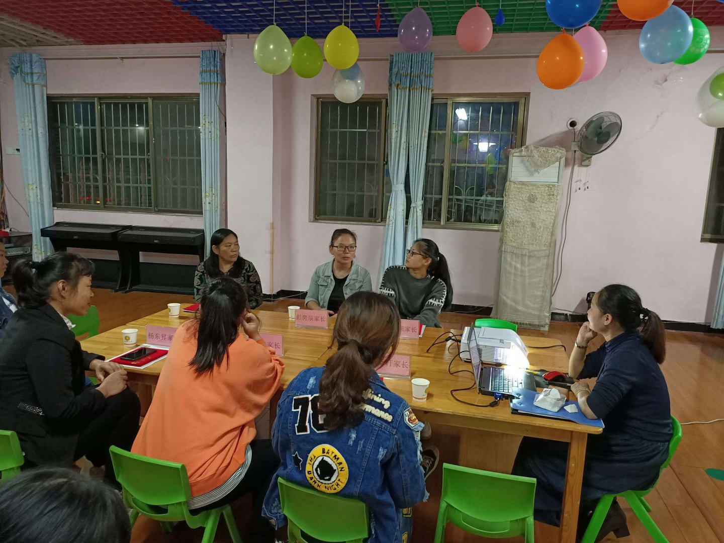 铜陵市某校全体同意的8万班费为何引质疑？家委会有权收取班费吗？