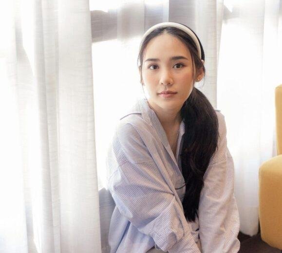 电影《灵媒》女主Narilya 戏里吓坏观众 戏外仙气四溢