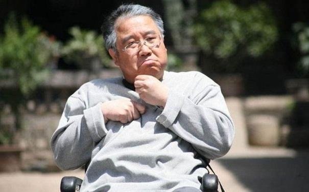 长沙一老人公交车上直跺脚被护士看出中风，中风前有哪些征兆？