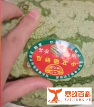 女子路边摊买西瓜，一个西瓜贴了三个标签，撕开后西瓜烂了好几个洞
