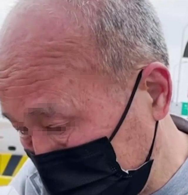 60岁男子带亡妻骨灰徒步7小时到高铁站,背后有着怎样让人感动的故事?