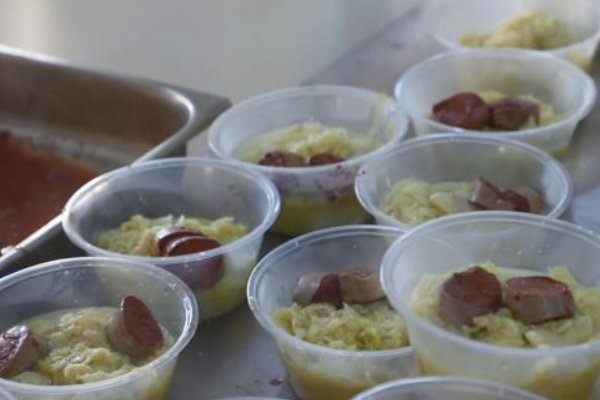 大连高校5吨猪肉做杀猪菜分给学生,如何评价学校的举动?