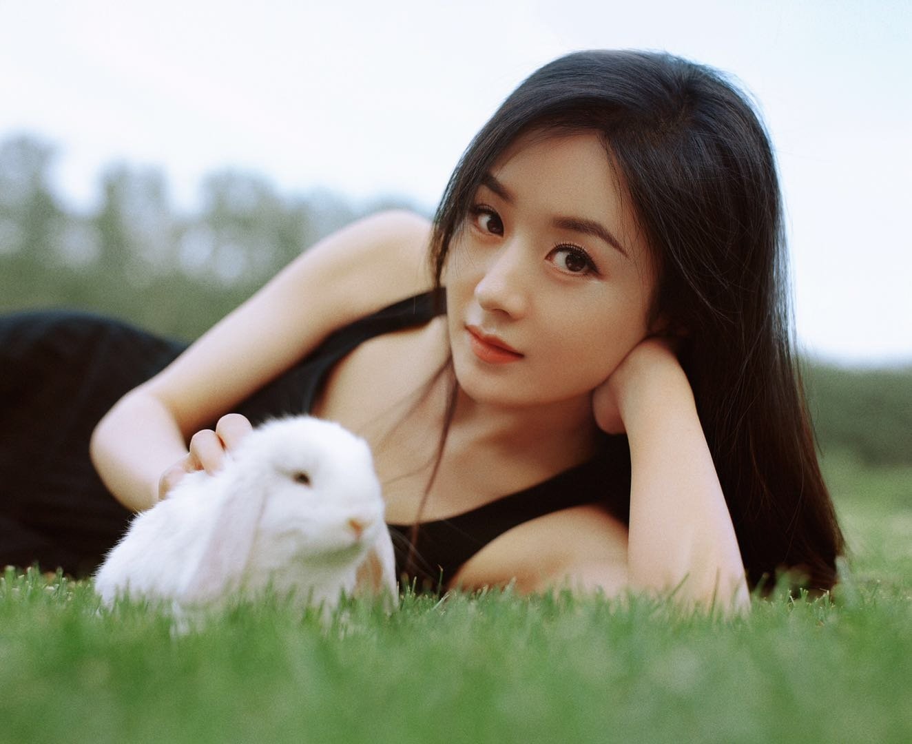 赵丽颖露背小黑裙上线，如何看待她的新装扮？