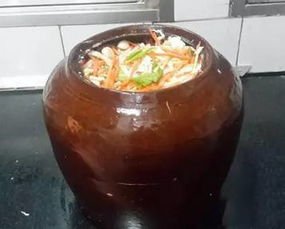 大连一男子往楼道里的酸菜缸撒尿,这样的行为有多不道德?