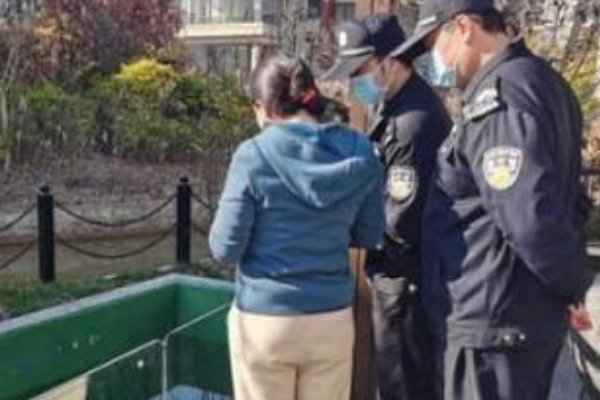 奉贤一名男子偷5万元锦鲤晒成小鱼干被刑拘，他偷锦鲤就是为了吃吗？