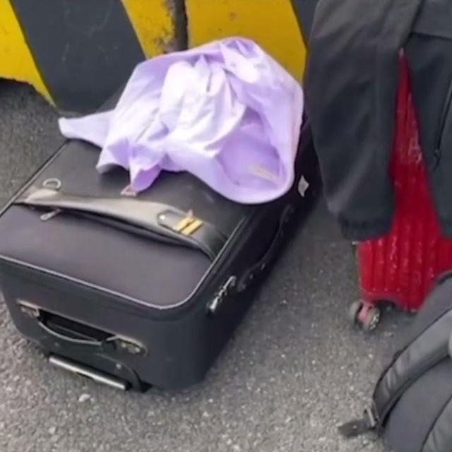 60岁男子带亡妻骨灰徒步7小时到高铁站，背后有着怎样让人感动的故事？