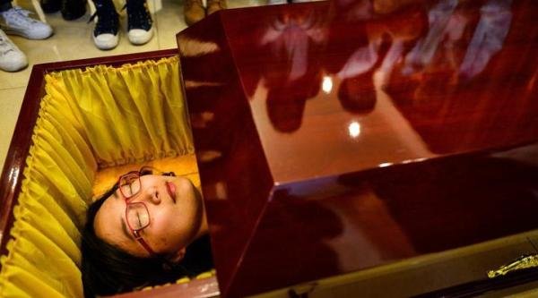 【躺入棺材体验死亡】的感悟