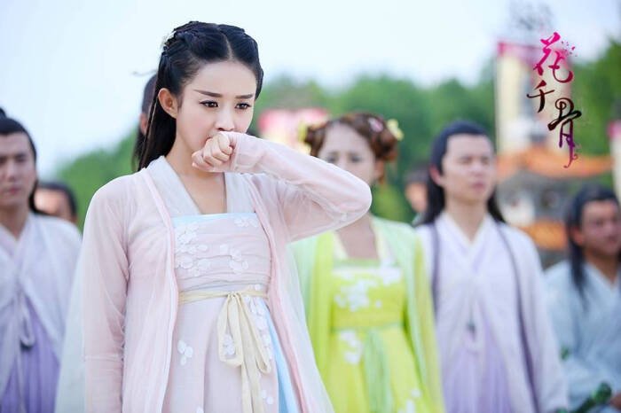 赵丽颖露背小黑裙上线，如何看待她的新装扮？
