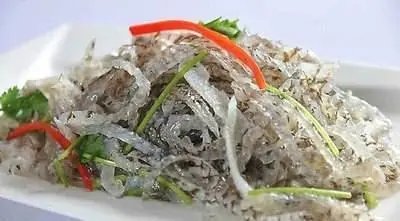 鱼皮一烫就化，男子质疑是科技与狠活，到底是食用胶还是真鱼皮？