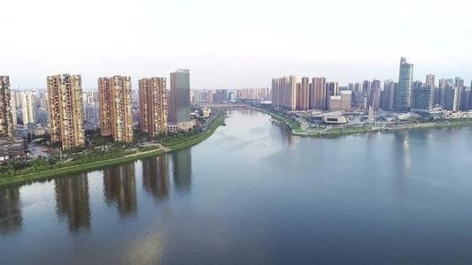 湘江浏阳河变鸳鸯锅，这是怎么回事？