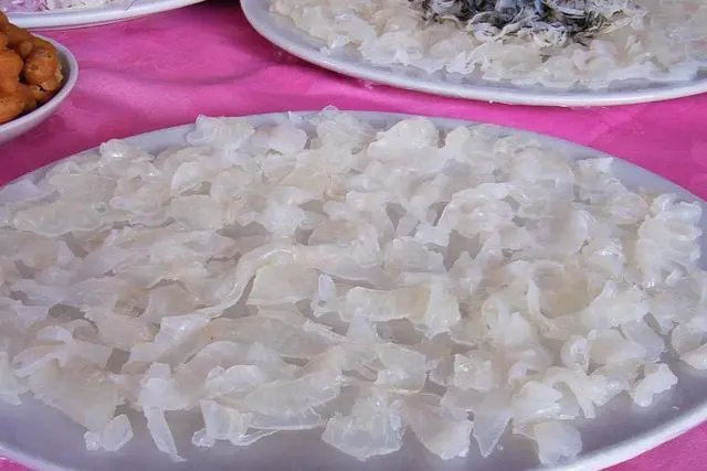 鱼皮一烫就化,男子质疑是科技与狠活,到底是食用胶还是真鱼皮?