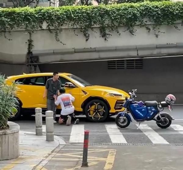 广州男子撞兰博基尼下跪求情后转头炫耀，此男子为何会这么做？