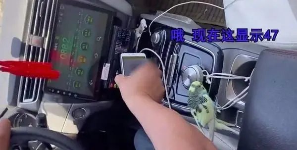河南一出租司机按收音机频道计费,坚称是新计价器,公司是如何回应此事的?