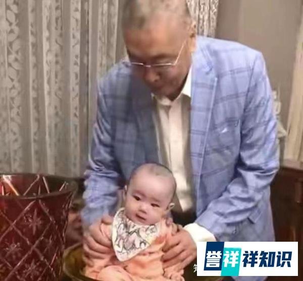 82岁钢琴家刘诗昆，与7个月女儿过父亲节，网友：可以做太爷爷了