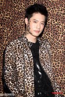 前段时间快乐大本营有个男的，长得像潘玮柏，穿个豹纹，还会跳蔡依林的舞蹈，谁知道叫什么名字啊？