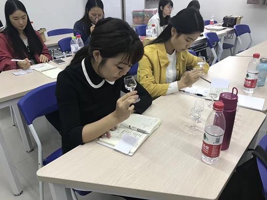 茅台学院品酒课一节课喝掉二三十箱酒，其费用是由谁来承担的？