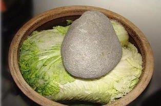 大连一男子往楼道里的酸菜缸撒尿,这样的行为有多不道德?