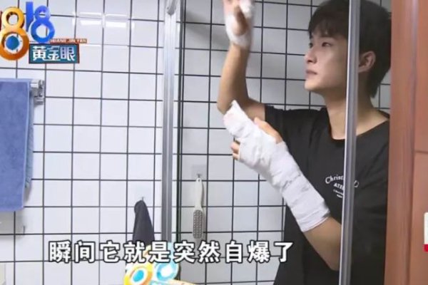 小张被浴室玻璃门割伤手,他为何认为是物业的责任?