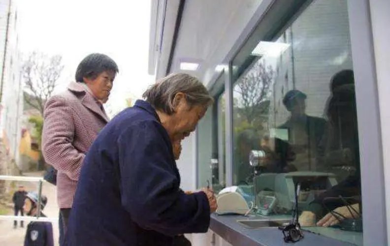 葫芦岛一老人逝世前告诉儿女水缸下攒有三万元，为何老人不肯将钱存进银行？