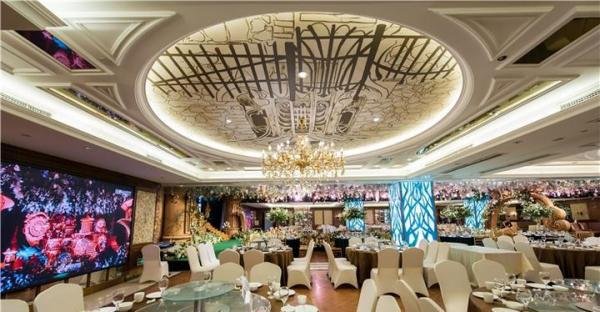 现在结婚大约多少钱一桌，预订酒店要交多少定金？