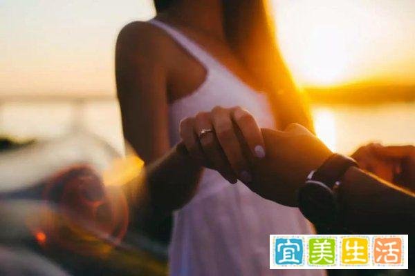 陈乔恩艾伦机场撒狗粮：婚后保持热恋期？真爱是骗不了人的