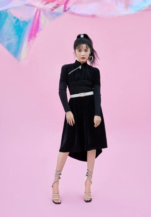 孙雅丽粉色系写真大片释出 明艳少女邂逅浪漫世界