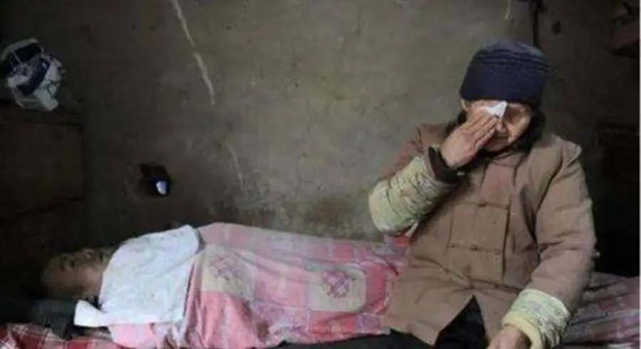 葫芦岛一老人逝世前告诉儿女水缸下攒有三万元，为何老人不肯将钱存进银行？