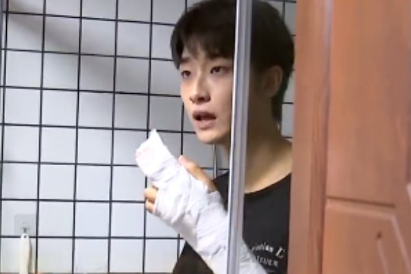 小张被浴室玻璃门割伤手，他为何认为是物业的责任？