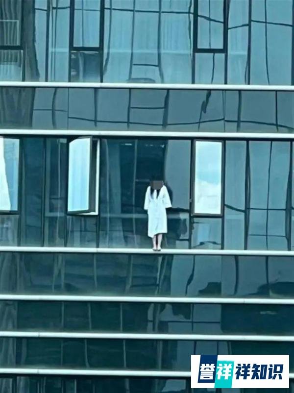 穿浴袍站高楼窗外女生发声
