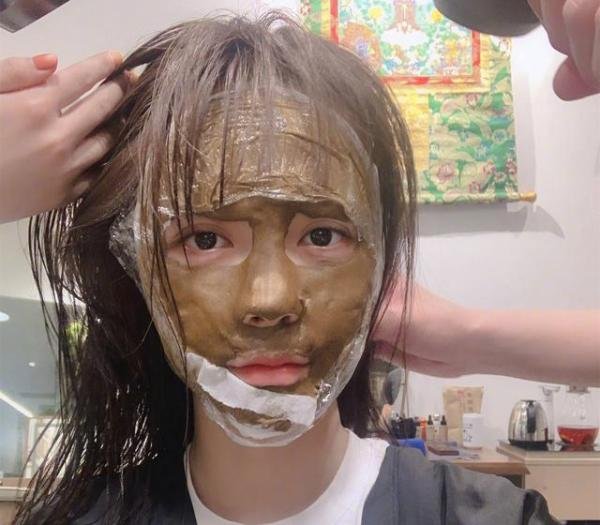 吓skr人！沈梦辰敷泥状面膜保养，可惜把眼睛给漏了！