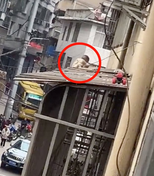突发意外,热心群众合力撑床单接住坠楼宝宝,宝宝为何会坠下楼?