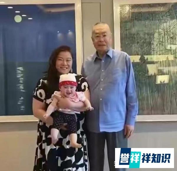 82岁钢琴家刘诗昆，与7个月女儿过父亲节，网友：可以做太爷爷了