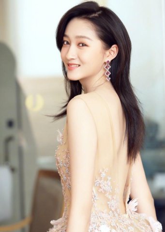 关晓彤30秒念新闻稿不卡壳,这是隐藏的主持技能被发现了吗?