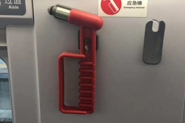 公交车上的破窗救生锤怎么使用