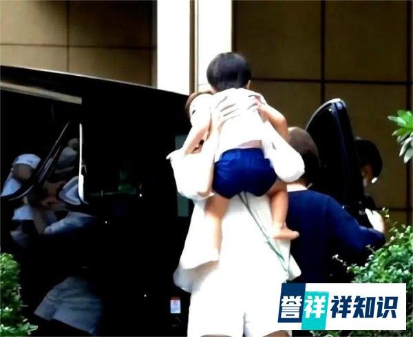 林志玲一家三口同框外出庆祝结婚四周年，混血儿子头发浓密颜值高