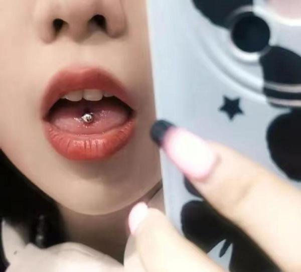 舌头上打上“逗龟钉”,是社会的包容,还是彰显个性