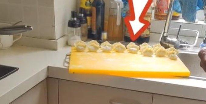 狗子趁主人不注意,偷溜进厨房“狂炫”41个生饺子,边牧到底有多能吃?