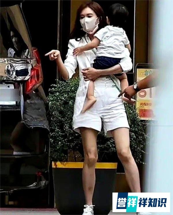 林志玲一家三口同框外出庆祝结婚四周年，混血儿子头发浓密颜值高