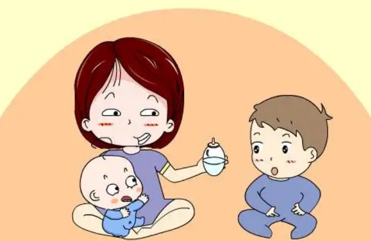 用绳子把双胞胎拴在腰上做饭,如何看待这位姥姥的做法?