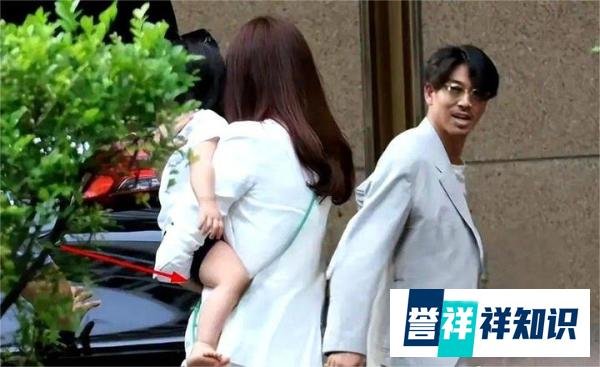 林志玲一家三口同框外出庆祝结婚四周年，混血儿子头发浓密颜值高