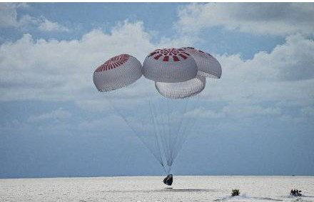 美国富翁太空游回来发现全家染新冠,他们到底是如何被感染的?