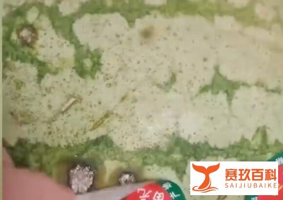 女子路边摊买西瓜，一个西瓜贴了三个标签，撕开后西瓜烂了好几个洞