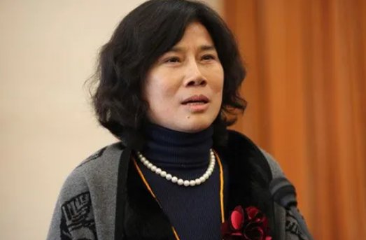 68岁董明珠罕见现身直播却黑脸离场,到底发生了啥?