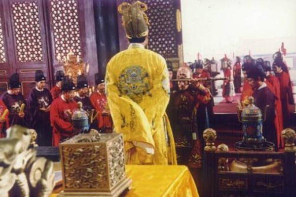 戚继光是抗倭明将,为何还要向张居正敬献钱财和美女才能保住兵权?