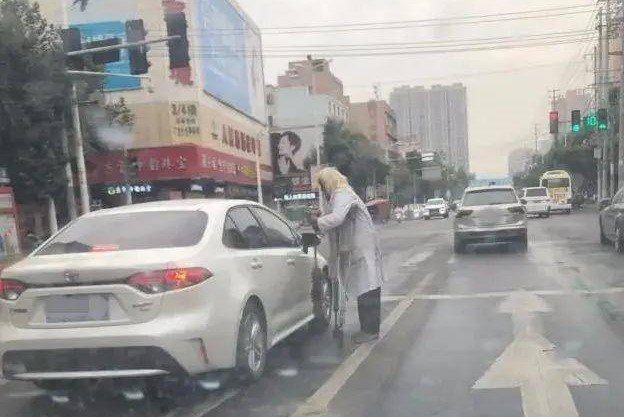 白发乞丐竟有存款20万,民众的善良如此被“消费”,谁来监管?
