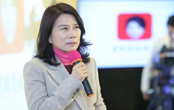68岁董明珠罕见现身直播却黑脸离场,到底发生了啥?