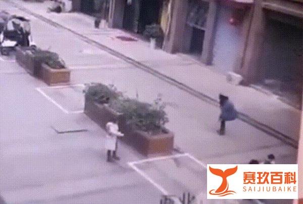 3小孩放鞭炮炸碎井盖致1死2伤 网友：一声巨响改变了几个家庭命运