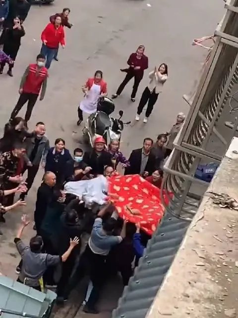 突发意外，热心群众合力撑床单接住坠楼宝宝，宝宝为何会坠下楼？